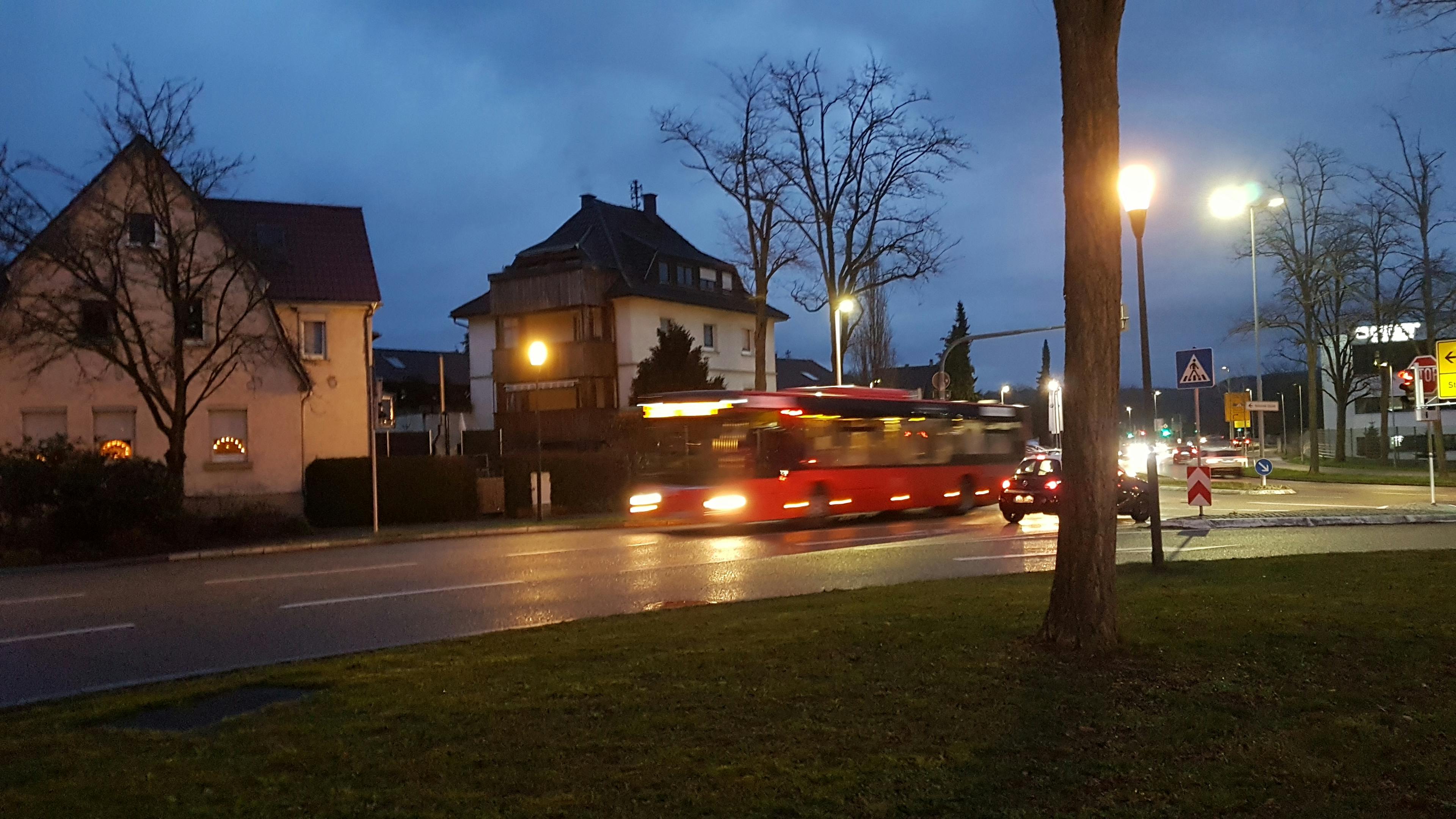 Ein Linienbus biegt in die Besigheimer Hauptstraße ein.