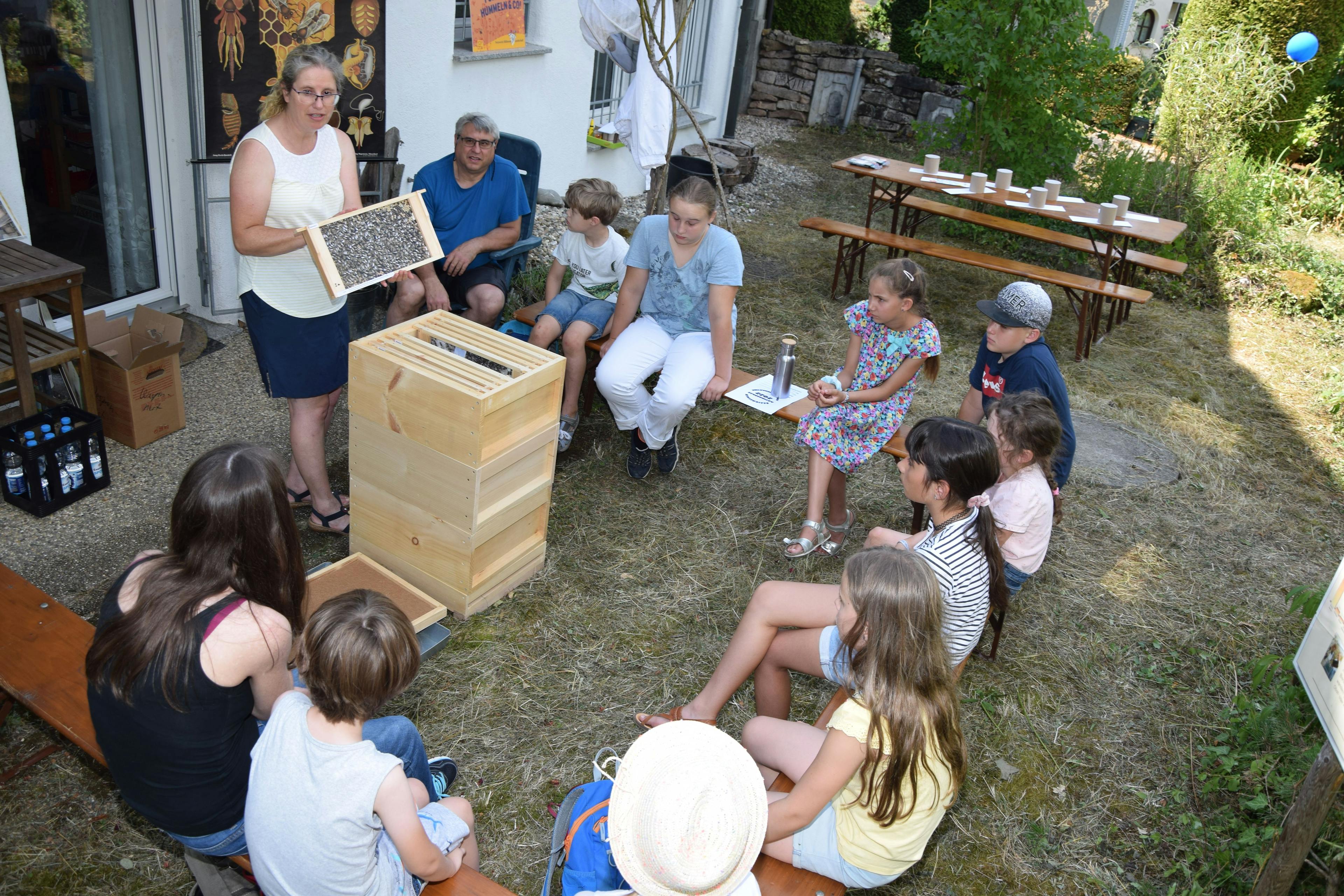 Dorothea Pulli beim Erklären einer Bienenbeute mit virtuellem Volk.