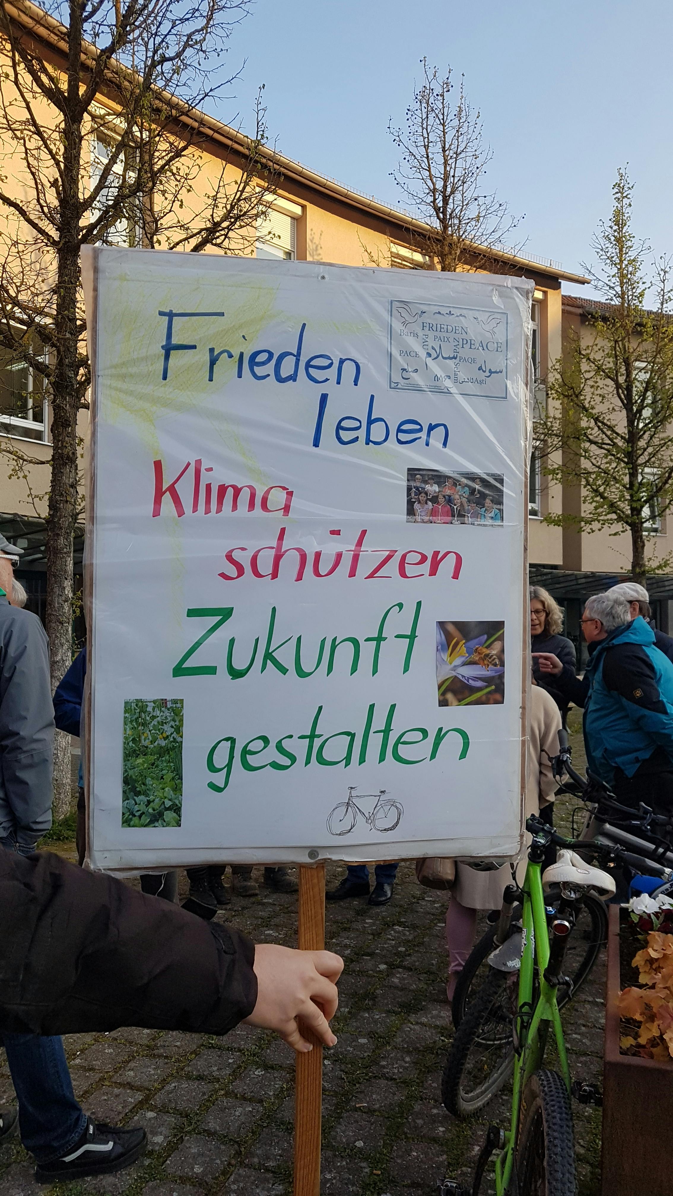 Demoplakat bei der Mahnwache "15 Minuten für die Zukunft" in Besigheim